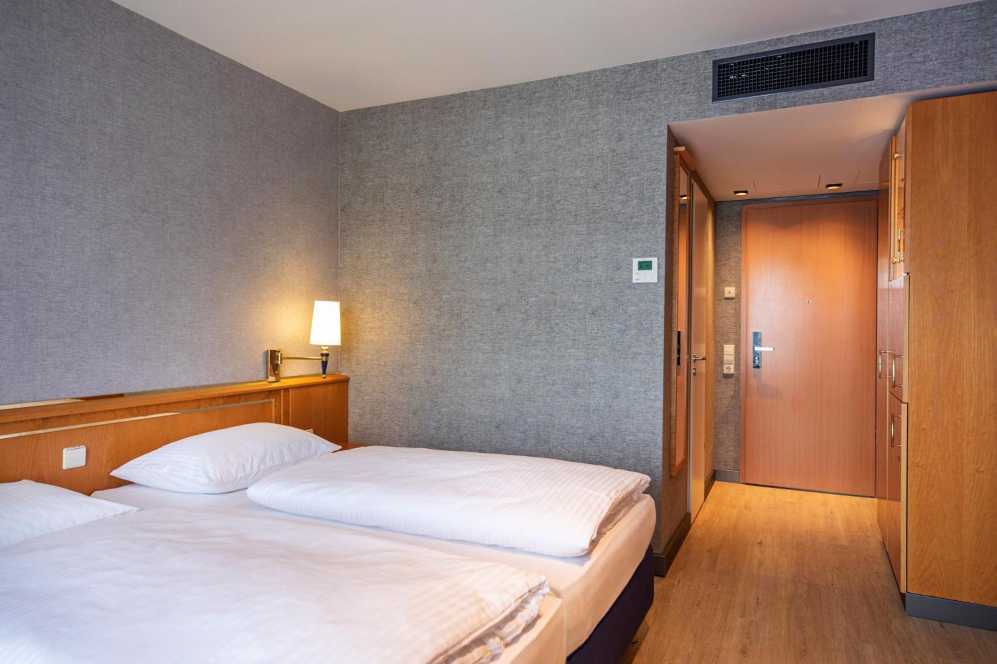 Achat Hotel Магдебург Екстериор снимка