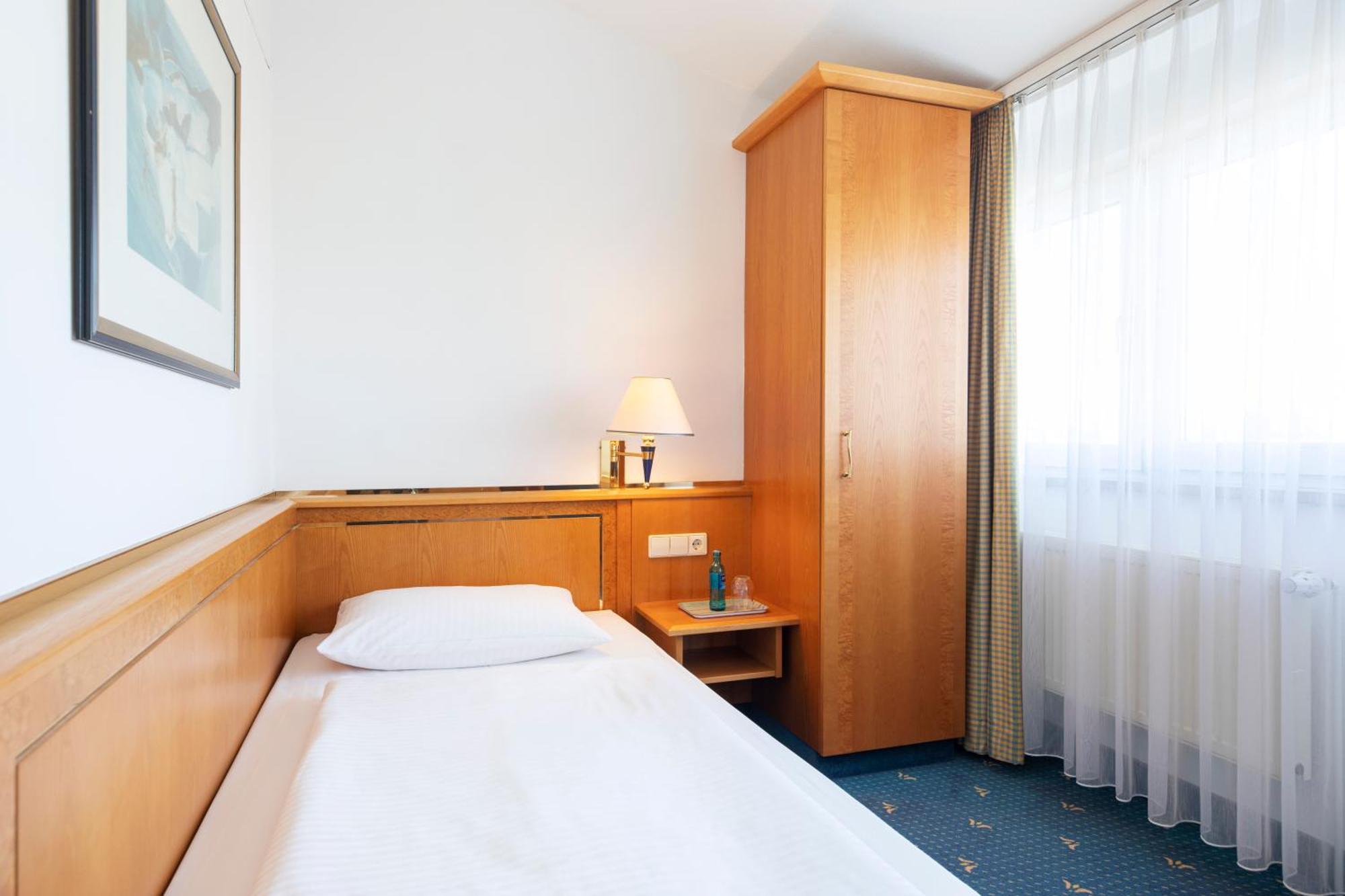 Achat Hotel Магдебург Екстериор снимка