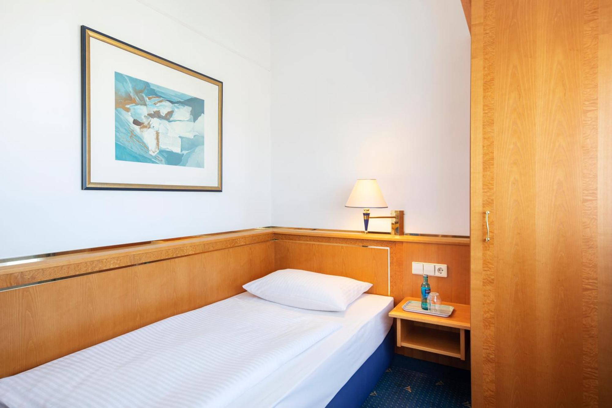 Achat Hotel Магдебург Екстериор снимка