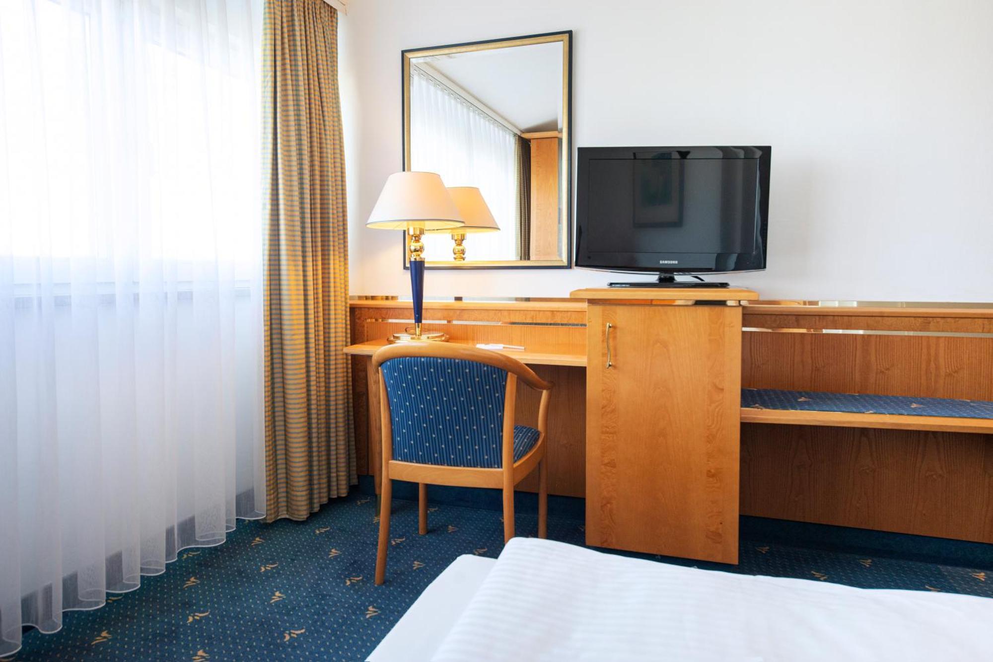 Achat Hotel Магдебург Екстериор снимка