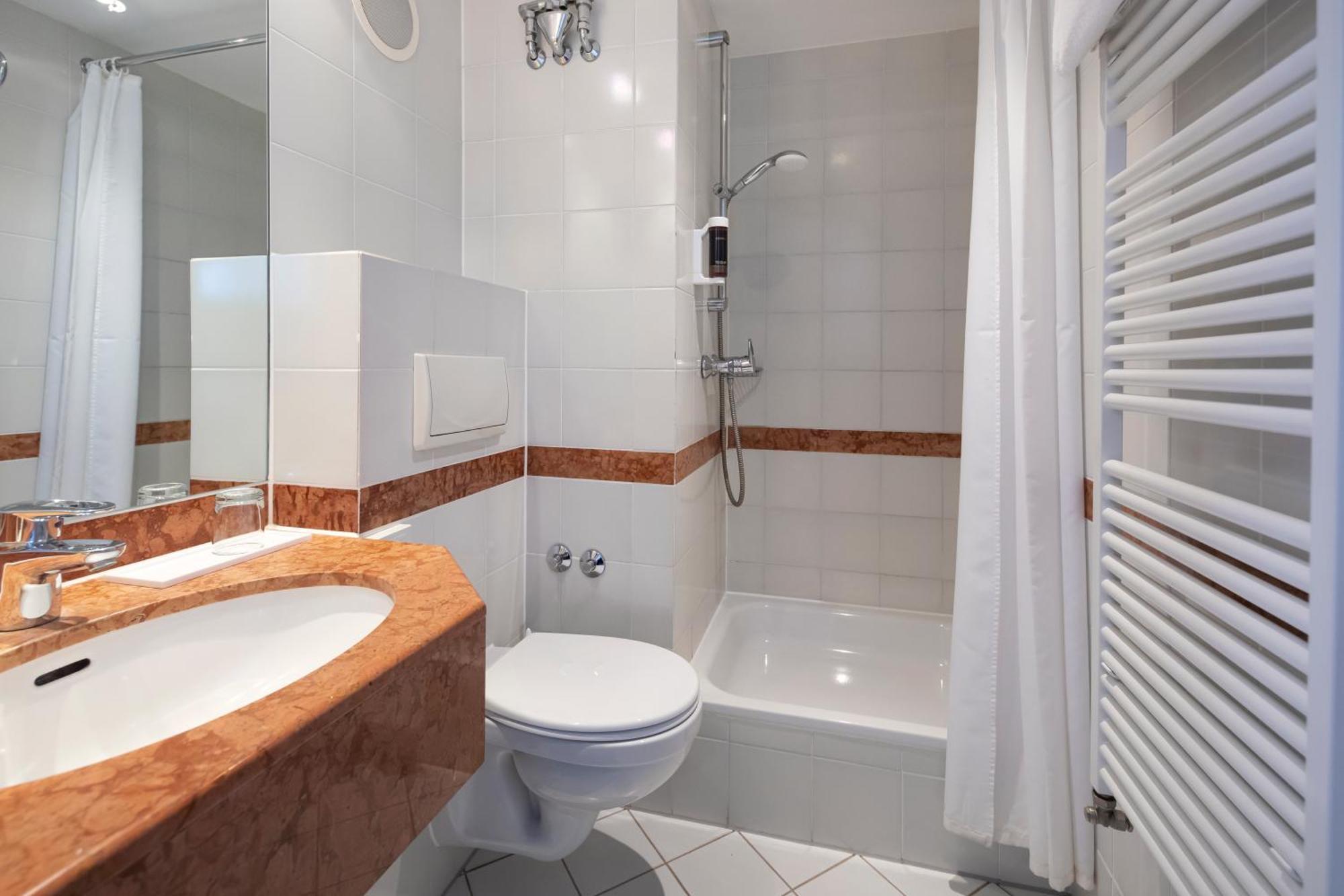 Achat Hotel Магдебург Екстериор снимка